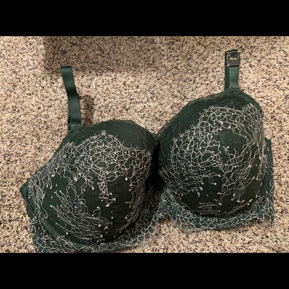 34DDD Victoria’s Secret bra